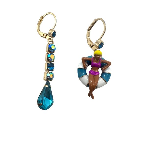 Betsey Johnson Pool Party Mismatched Dangle Earrings Blue Crystal Swimmer Charm - Picture 10 of 10